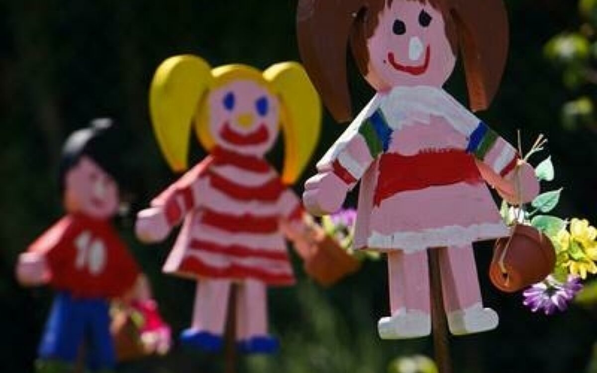 Kita-Kinder haben bunte Holzfiguren gebastelt Kita-Kinder haben bunte Holzfiguren gebastelt